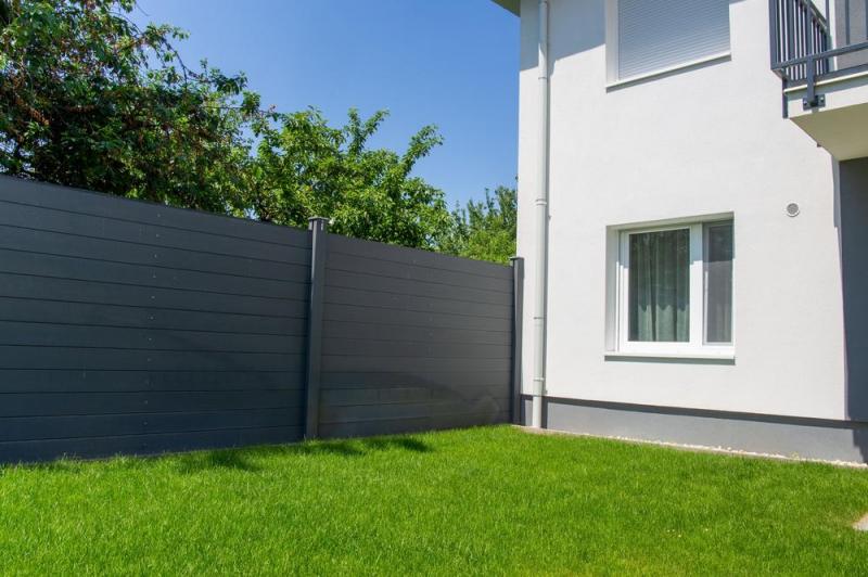 Installation de cl&ocirc;ture &agrave; Noyon : quel mod&egrave;le pour votre terrain ?